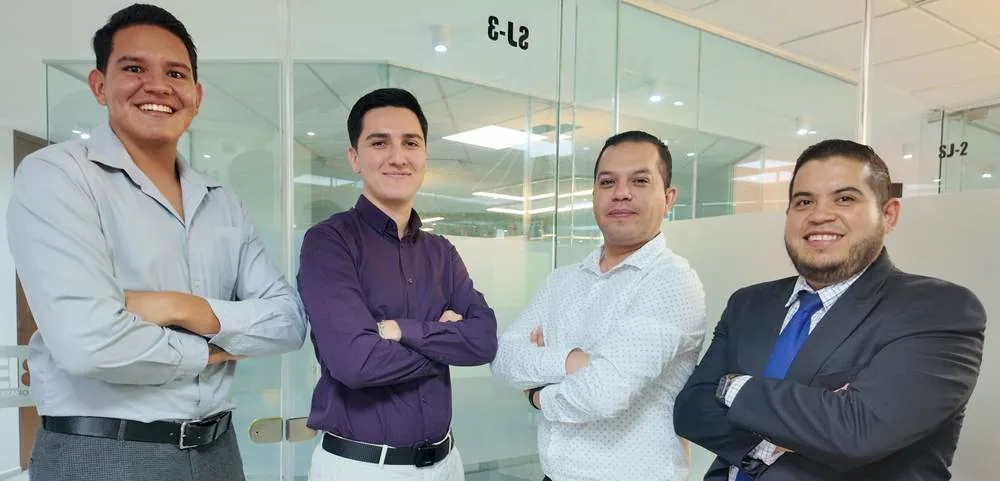 Equipo de FTB Consultoría Empresarial en oficina